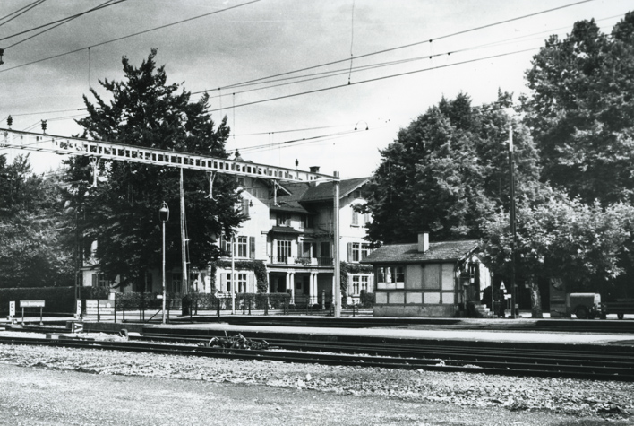SBB Bahnübergang an der Aarwangenstrasse, mit Häuser im Hintergrund, gehört zu Dossier: Gebäude beim Bahnhof