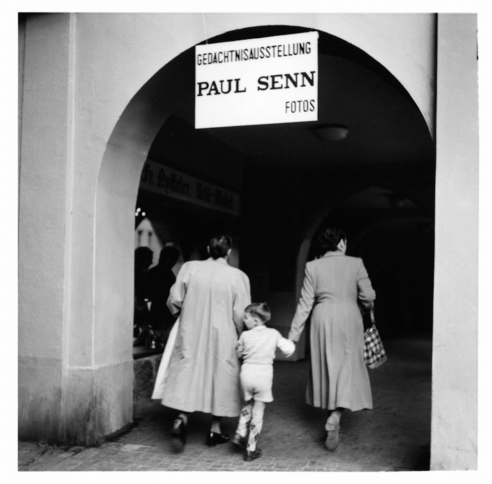 Der Leist der Untern Stadt Bern organisierte nach dem Tod von Paul Senn eine Gedächtnisausstellung mit Fotos in den Schaufenstern von diversen Läden und Restaurants, auf dem Bild die Hinweistafel zur Ausstellung, fotografiert von Walter Studer (1918-1986)