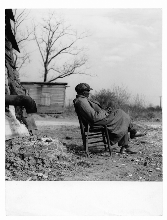 Mann aus New Bern vor seinem Haus sitzend