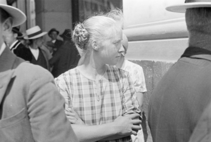 Junge Frau am Knechtemarkt, Kornhausplatz Bern