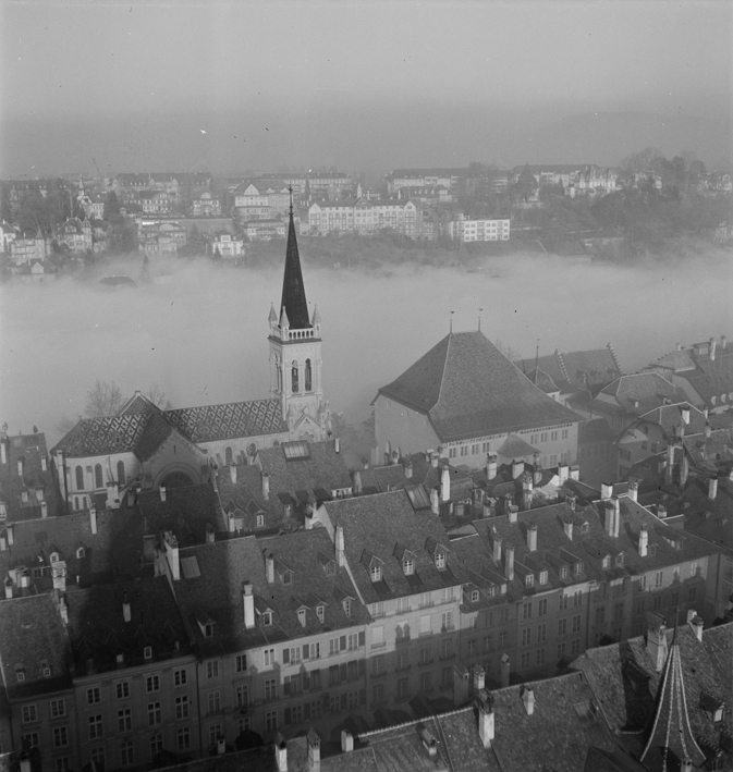 Nebel über der Aare hinter dem Berner Rathaus, Bern