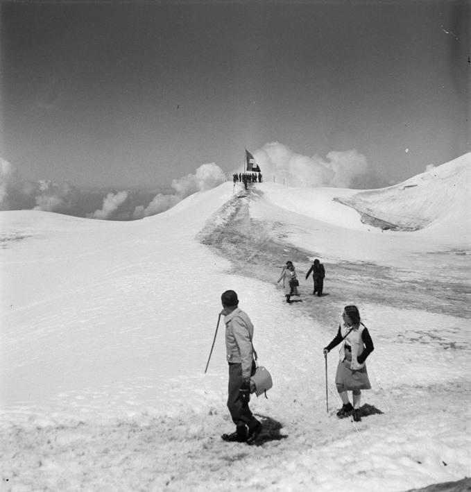 Aussichtspunkt auf verschneitem Berg mit Schweizer Fahne