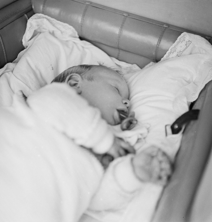 Schlafendes Baby mit Schnuller