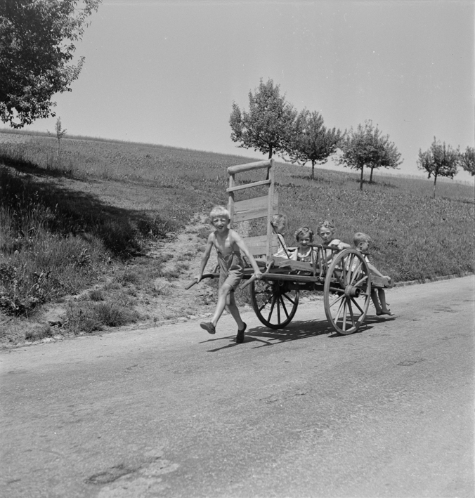 Kinder mit Leiterwagen auf dem Lande