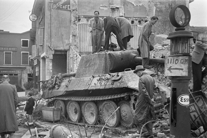 Deutscher Panzer zwischen zerstörten Häusern in Lyon