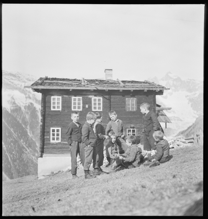 Bubengruppe vor Haus in Bellwald