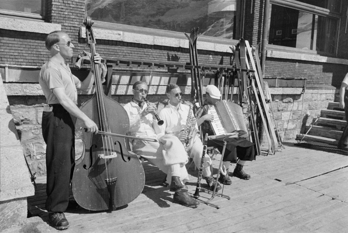 Vier Musiker auf der Sonnenterrasse des Hotels Bellevue des Alpes