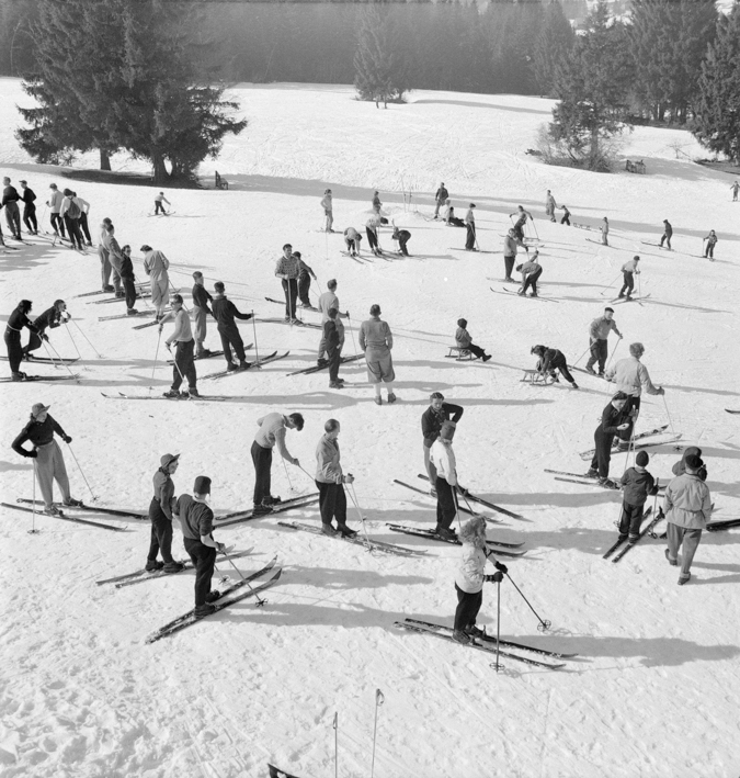 Winterlandschaft mit Ansammlung von Skifahrern 