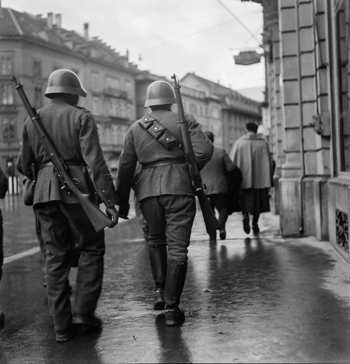 Zwei Soldaten in Bern