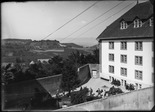 Straf- und Verwahrungsanstalt Thorberg, Krauchthal; Blick in den Spazierhof mit Gefangenen, im Hintergrund die Jurakette