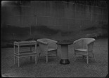 Straf- und Verwahrungsanstalt Thorberg, Krauchthal; von den Gefangenen hergestellte Rattan-Möbel aus der Korbflechterei, zwei Sessel, ein Tischchen und ein tragbares kleines Gestell