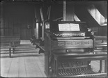 Straf- und Verwahrungsanstalt Thorberg, Krauchthal; Blick in den Kapellenraum mit Harmonium im Dachgeschoss des Korrektionshaus, 1948 brannte das Gebäude nieder und wurde 1952 wiedereröffnet