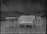 Straf- und Verwahrungsanstalt Thorberg, Krauchthal; Rattan-Möbel-Ensemble aus der Korberei, Blumenständer, Tisch und Zweiersessel