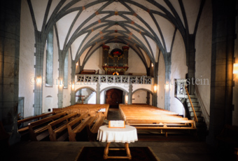 Innenaufnahme der Kirche, Blick auf Orgel, komplett mit Holz eingerichtet