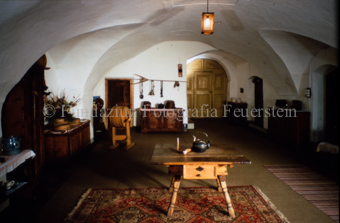 Innenaufnahme, Sulèr (Eingangsbereich) Butterfass, Tisch und Möbeln