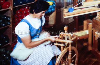 Weberin am Spinnrad