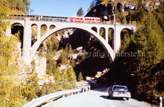 Rhätische Bahn auf Viadukt über Schlucht und Strasse