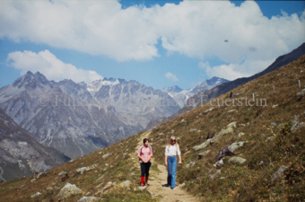 Zwei Frauen beim Wandern in Berglandschaft