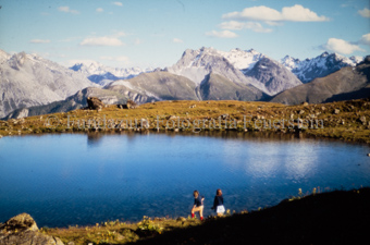 Zwei Frauen an Bergsee, Berglandschaft im Hintergrund