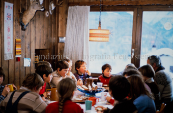 Kinder am Tisch im Haus
