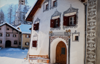Haus im Dorf mit Sgraffito, Kirche, im Winter