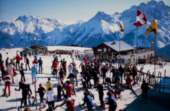Skifahrer bei Bergrestaurant «Motta Naluns»