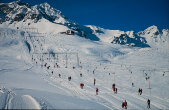 Skifahrer auf Schlepplift Schlivera