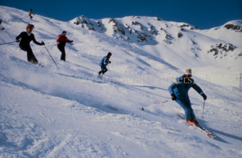 Skifahrer im Slalom auf Piste