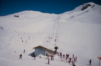Skifahrer bei Talstation von Schlepplift