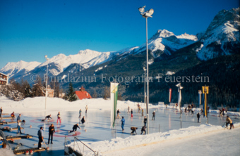 Curlingspieler auf dem Eis bei Sportanlage Trü, Berglandschaft im Hintergrund