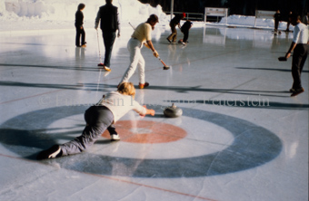 Curlingspieler auf dem Eis bei Sportanlage Trü
