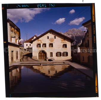 Aus der Serie: Scuol Winter, Sent Sur-En Uina, Sent Dorfdetails Sommer