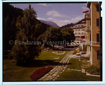 Aus der Serie: Scuol Sommer, Scuol engadiner Häuser / Erker / Fenster