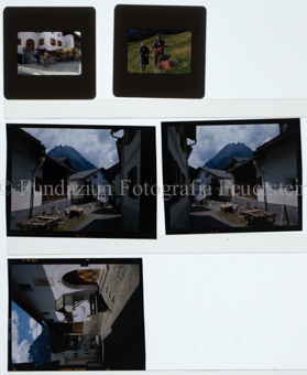 Aus der Serie: Scuol Sommer, Scuol engadiner Häuser / Erker / Fenster