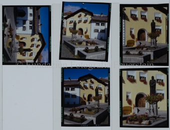 Aus der Serie: Scuol Sommer, Scuol engadiner Häuser / Erker / Fenster