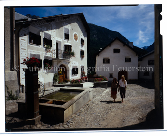 Aus der Serie: Scuol Sommer, Scuol engadiner Häuser / Erker / Fenster