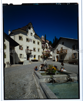 Aus der Serie: Scuol Sommer, Scuol engadiner Häuser / Erker / Fenster