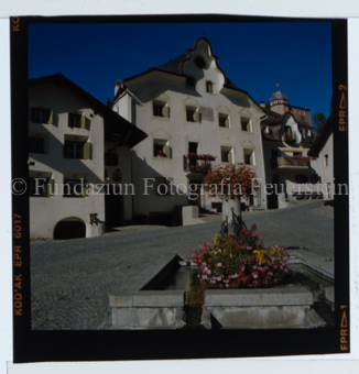 Aus der Serie: Scuol Sommer, Scuol engadiner Häuser / Erker / Fenster