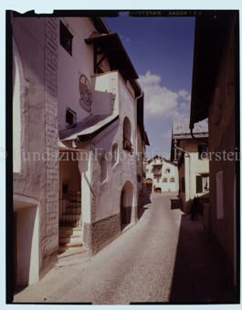 Aus der Serie: Scuol Sommer, Scuol engadiner Häuser / Erker / Fenster