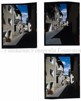 Aus der Serie: Scuol Sommer, Scuol engadiner Häuser / Erker / Fenster