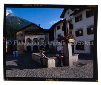 Aus der Serie: Scuol Sommer, Scuol engadiner Häuser / Erker / Fenster