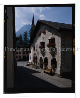 Aus der Serie: Scuol Sommer, Scuol engadiner Häuser / Erker / Fenster