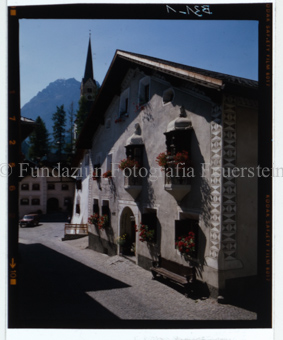 Aus der Serie: Scuol Sommer, Scuol engadiner Häuser / Erker / Fenster