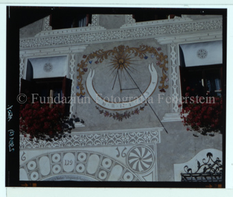 Aus der Serie: Scuol Sommer, Scuol engadiner Häuser / Erker / Fenster