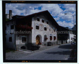Aus der Serie: Scuol Sommer, Scuol engadiner Häuser / Erker / Fenster