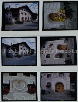 Aus der Serie: Scuol Sommer, Scuol engadiner Häuser / Erker / Fenster
