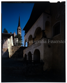 Aus der Serie: Scuol Sommer, Scuol engadiner Häuser / Erker / Fenster