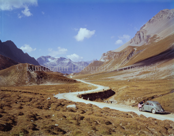 Am Albulapass, Passstrasse, VW-Käfer mit Frau auf der Strasse