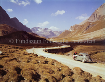 Am Albulapass, Passstrasse, VW-Käfer mit Frau auf der Strasse