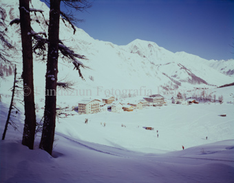 Samnaun Dorf, Winter mit Skifahrer
